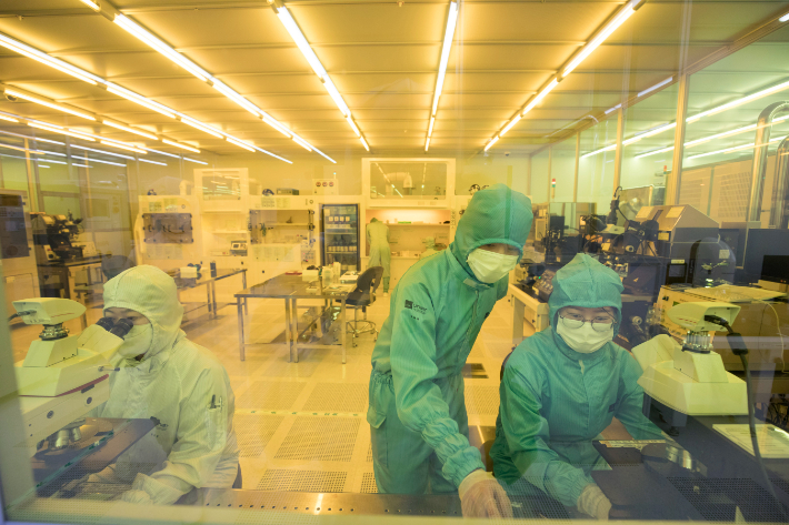 연구진이 나노소자공정실 내 옐로우룸(yellow room)에서 연구를 하고 있다