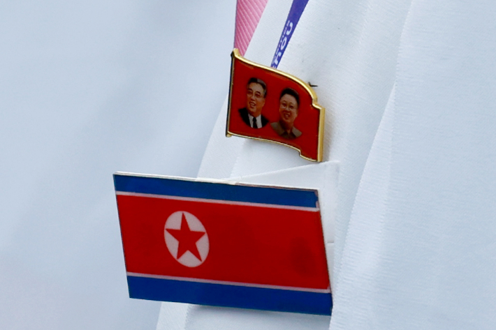 북한 선수단의 가슴에 김일성, 김정일 부자와 인공기 배지가 달려 있다. 연합뉴스