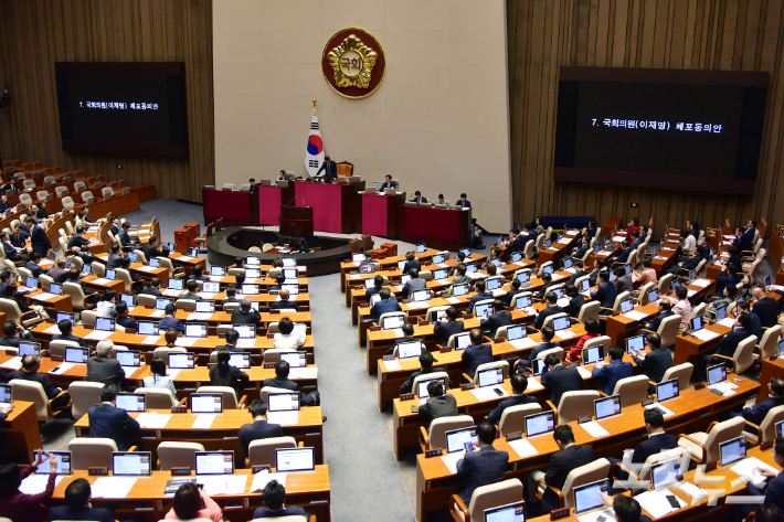 21일 오후 서울 여의도 국회에서 열린 제410회 국회(정기회) 제8차 본회의에 '국회의원(이재명) 체포동의안'이 상정되고 있다. 윤창원 기자