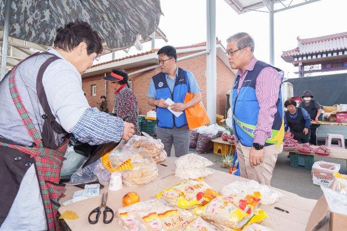 김한성 월성본부장이 장을 보고 있다. 월성본부 제공