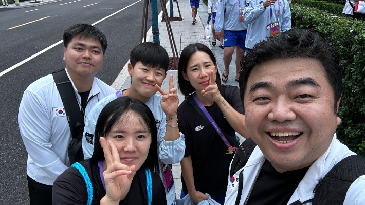 한국올림픽선교회(대표회장 이장균 목사)가 중국 항저우 아시안게임 기간동안 기독선수들을 위한 종교관 예배를 드린다. 사진은 올림픽선교회 황승택 사무총장(오른쪽)이 24일 선수촌 종교관 주일예배 후 필드하키 여자선수들과 함께 한 모습. 앞줄 왼쪽 이유리 선수, 뒷줄 전가브리엘 올림픽선교회 간사, 조혜진 선수, 강진아 선수. (사진 = 한국올림픽선교회)