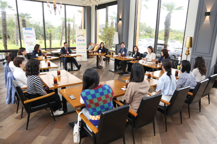 황주호 한수원 사장이 여성 직원들과 소통 간담회를 갖고 있다. 한수원 제공