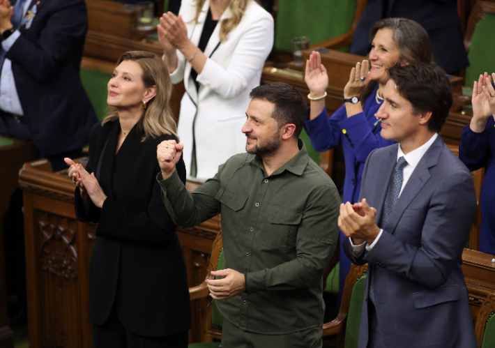 지난 22일 캐나다 의회에서 훈카에게 박수 보내는 젤렌스키 우크라이나 대통령 부부와 트뤼도 캐나다 총리. 연합뉴스