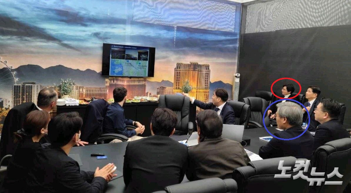 인천경제자유구역청 김진용 청장(파란색)이 2023년 1월 미국 라스베가스 출장 중 현장을 방문한 행사에 김민종씨(빨간색)가 동석한 모습. 독자 제공