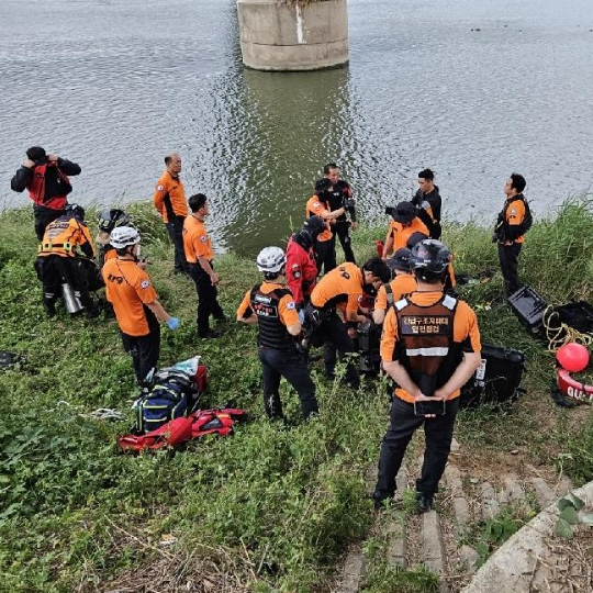 출동한 소방관들이 응급조치를 취하고 있다. 경주소방서 제공