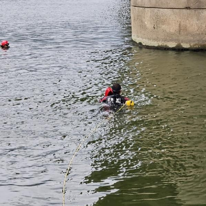 출동한 소방관들이 익수자를 구조하고 있다. 경주소방서 제공