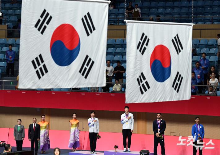 펜싱경기장 두 개의 태극기