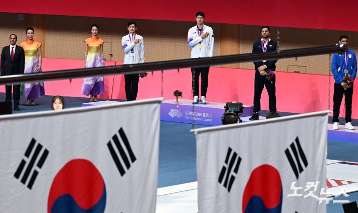 금은메달 획득한 오상욱-구본길