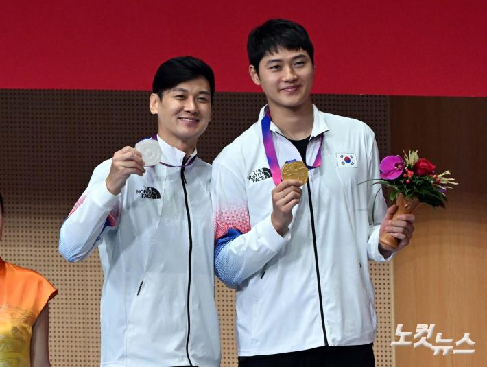 금은메달 목에 건 오상욱-구본길