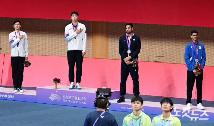국기에 대한 경례하는 오상욱-구본길