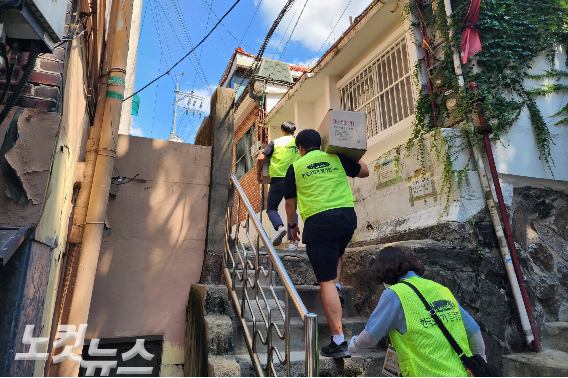 새은혜교회 교인들이 추석 선물센트를 들고 동자동 쪽방촌 주민들을 방문하고 있다. 