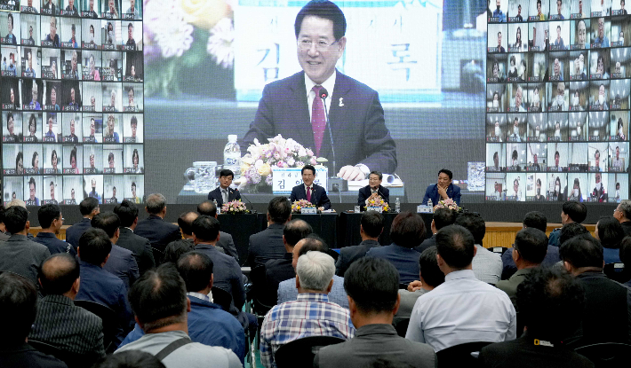 '2023 구례군 도민과의 대화'가 지난 25일 구례군 마산면민회관에서 열린 가운데 김영록 전라남도지사가 군민들과 즉문즉답을 하고 있다. 전라남도 제공