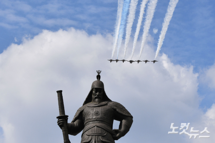 지난달 31일 오후 서울 종로구 광화문 광장에서 바라본 상공에 공군 특수비행팀 '블랙이글스'가 건군 제75주년 국군의 날(10월1일) 축하 비행 예행 연습을 하고 있다. 류영주 기자