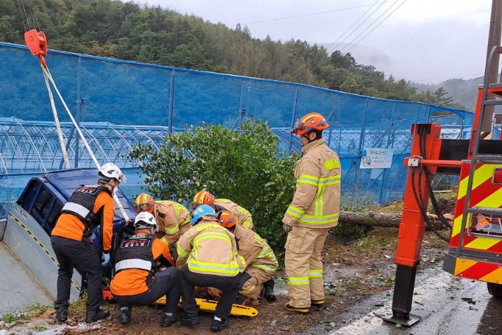 26일 오전 6시 32분쯤 강원 삼척시 하장면 광동리 하장중고등학교 인근에서 1t포터 차량이 가로수를 들이받고 수로에 빠졌다. 강원소방본부 제공