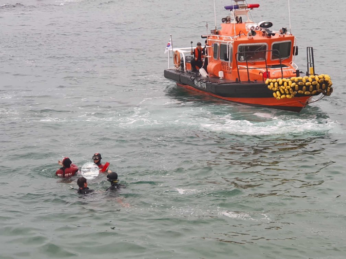 26일 오전 속초해수욕장 인근에서 바다에 빠진 50대 남성이 심정지 상태로 구조됐지만 숨졌다. 강원소방본부 제공 