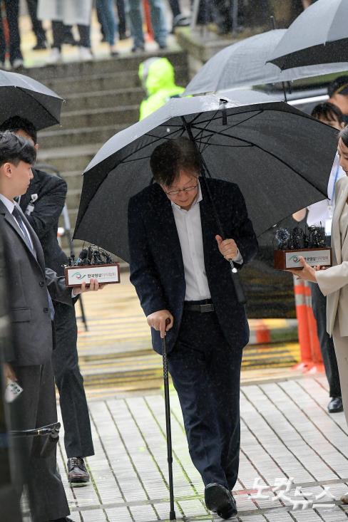힘겹게 발걸음 옮기는 이재명 대표