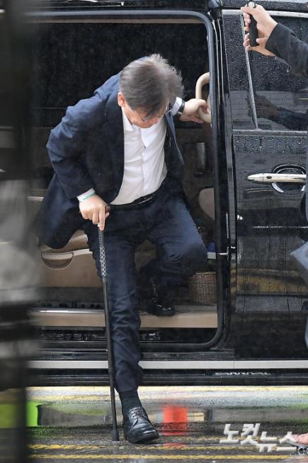 하차하는 이재명 대표