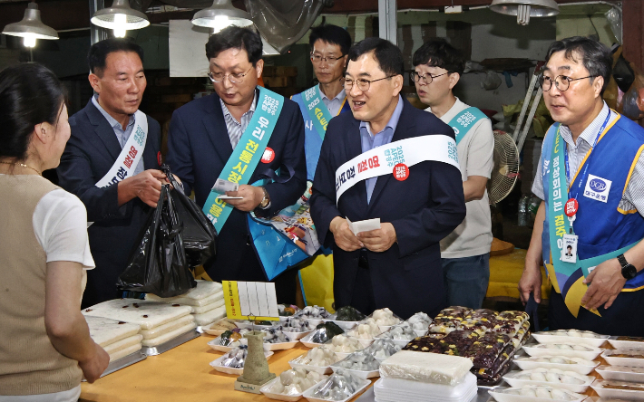 주낙영 경주시장이 성동시장에서 장보기 행사를 갖고 있다. 경주시 제공