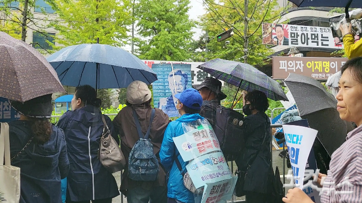 26일 오전 10시쯤 서울중앙지법 앞 진보단체 회원들이 이재명 대표를 기다리고 있다. 박희영 기자