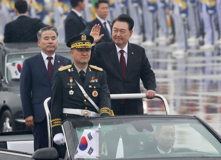 윤석열 대통령이 26일 경기도 성남 서울공항에서 열린 건군 제75주년 국군의 날 기념식에서 차량에 올라 열병하고 있다. 연합뉴스