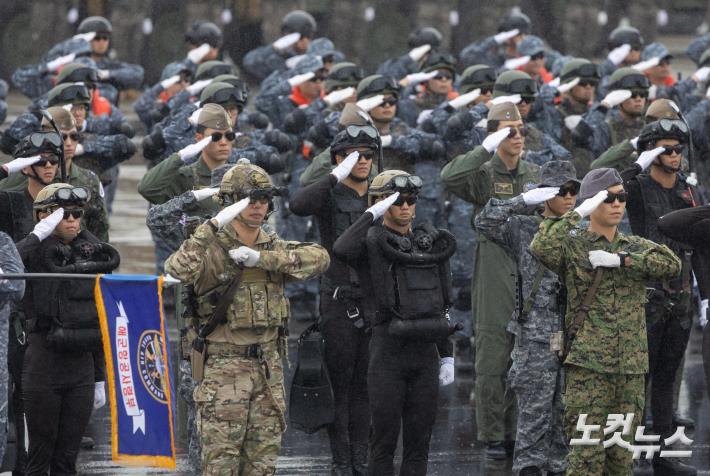 국기에 대한 경례하는 장병들