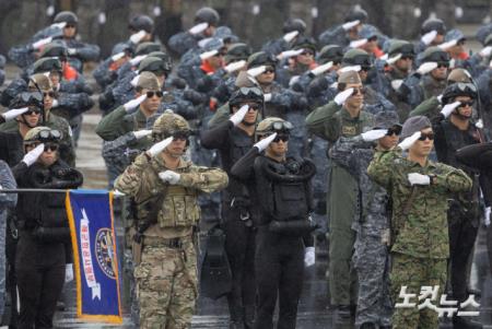 국기에 대한 경례하는 장병들