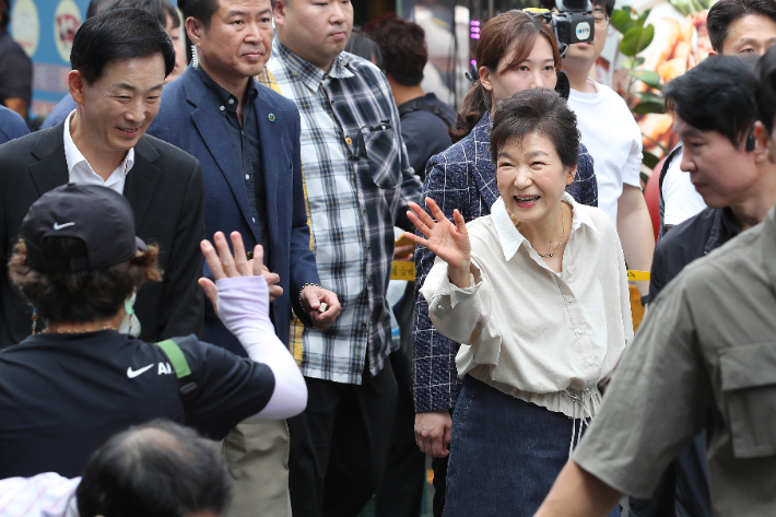 박근혜 전 대통령이 25일 대구 달성군 현풍시장을 찾아 시민들과 인사하고 있다. 연합뉴스