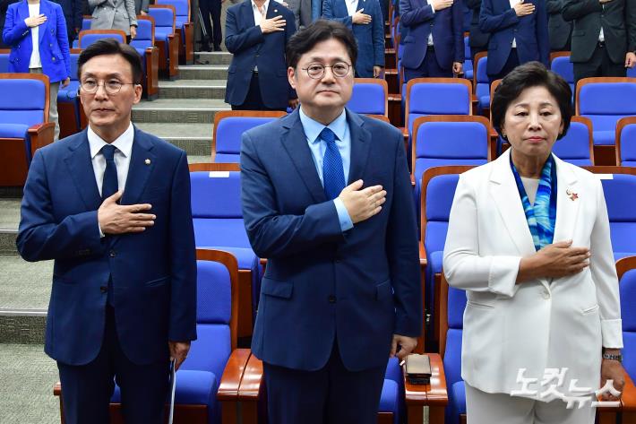 국민의례하는 민주당 차기 원내대표 후보들