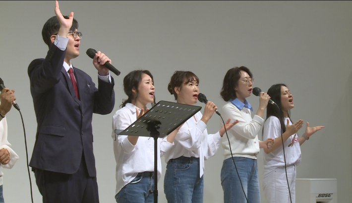 순복음금정교회 수요 찬양팀이 찬양을 하고 있다.