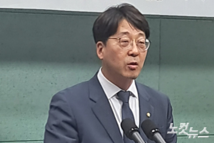 진보당 강성희 국회의원은 26일 전북도의회에서 기자회견을 열고 민생예산 복원에 힘쓰겠다고 밝혔다. 최명국 기자