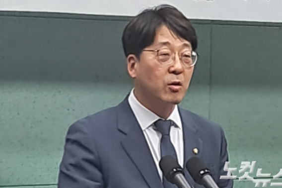 진보당 강성희 국회의원은 26일 전북도의회에서 기자회견을 열고 민생예산 복원에 힘쓰겠다고 밝혔다. 최명국 기자