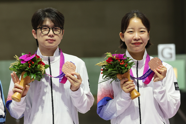 사격 10m 공기소총 혼성 경기에서 동메달을 획득한 박하준과 이은서. 연합뉴스