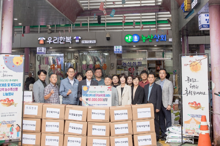 한울원자력본부 이세용 본부장을 비롯한 임직원들이 농수산물 꾸러미를 전달하고 있다. 한울본부 제공