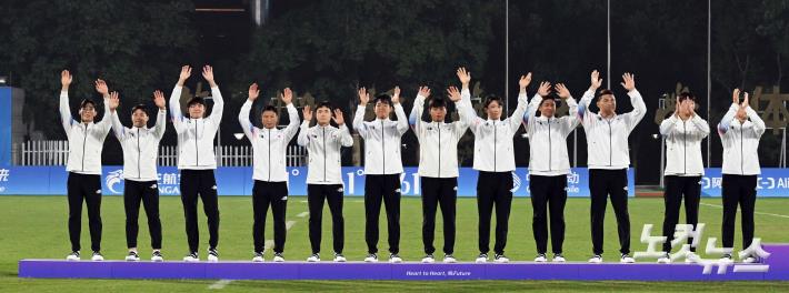 시상대 오른 한국 럭비 선수들