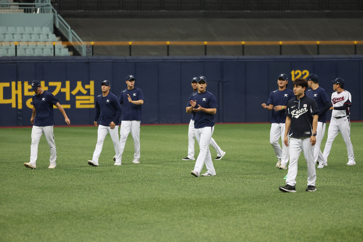 항저우아시안게임 야구대표팀 선수들이 26일 오후 서울 고척스카이돔에서 훈련을 하고 있다. 연합뉴스