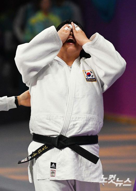 기뻐하는 김하윤