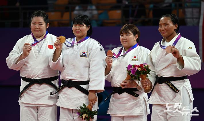 기념 촬영하는 김하윤