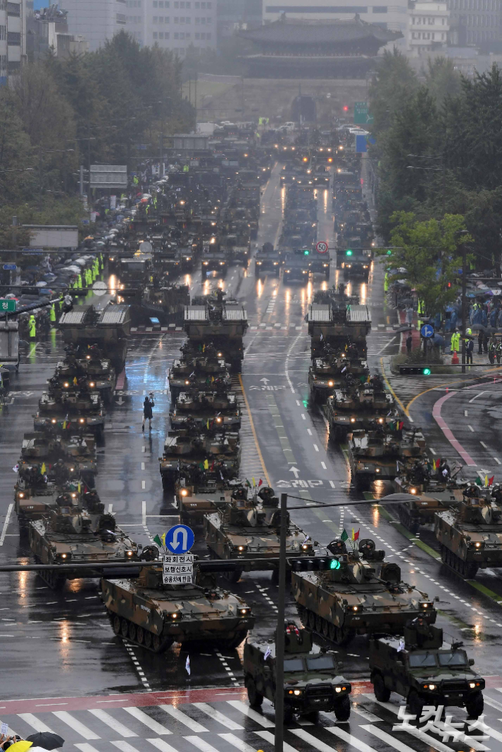 건군 75주년 국군의 날 기념행사가 26일 오후 서울 중구 덕수궁 일대에서 진행되는 가운데 군 장비부대와 군장병들이 시가행진을 하고 있다. 사진공동취재단
