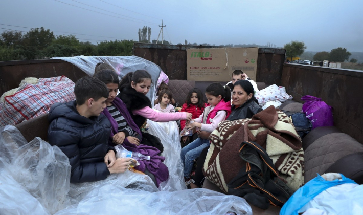 아르메니아와 아제르바이잔의 영토 분쟁 지역인 나고르노-카라바흐의 아르메니아계 주민들이 25일(현지시간) 트럭에 올라 국경 도시 코르니조르로 대피하고 있다. 연합뉴스