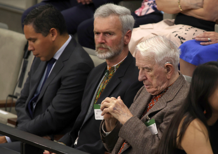 캐나다 의회에서 기립박수를 받은 나치부대 경력의 야로슬라프 훈카(오른쪽)가 22일 의회 안의 방청석에 앉아있다. 연합뉴스
