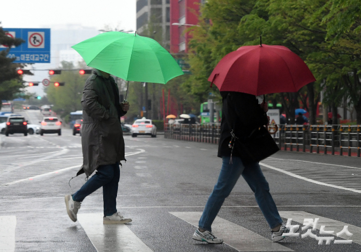 직장인들이 우산을 쓰고 출근길을 재촉하고 있다. 황진환 기자