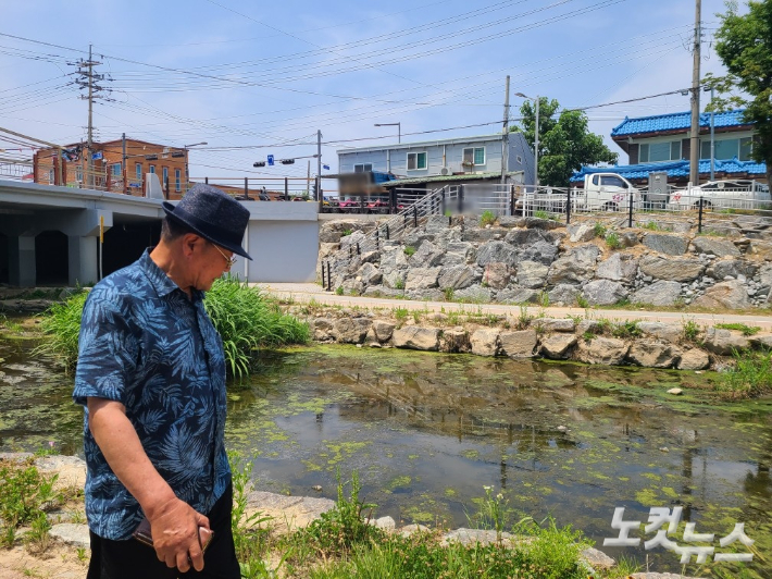 최병묵(77)씨가 70여 년 전 아버지가 돌아가신 천변을 바라보고 있다. 김정남 기자