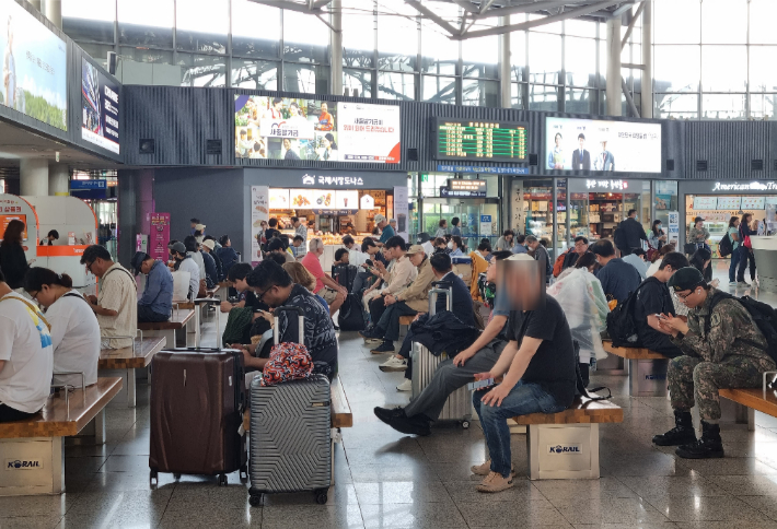 추석 연휴를 하루 앞둔 27일 오전 부산역 대합실에서 시민들이 열차를 기다리고 있다. 김혜민 기자