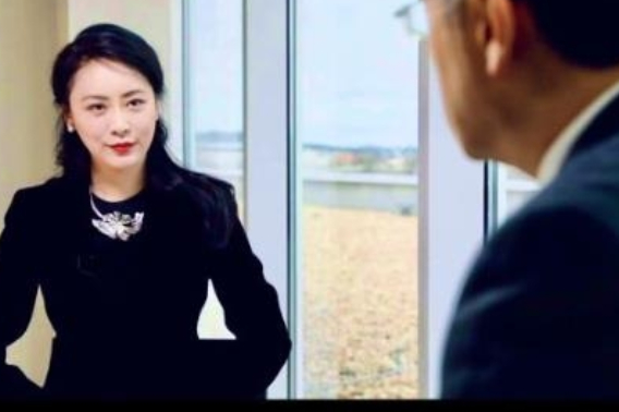 유명 TV 진행자인 푸샤오톈이 작년 3월 친강 당시 주미대사와 인터뷰를 하는 모습. 푸사오톈 X 캡처