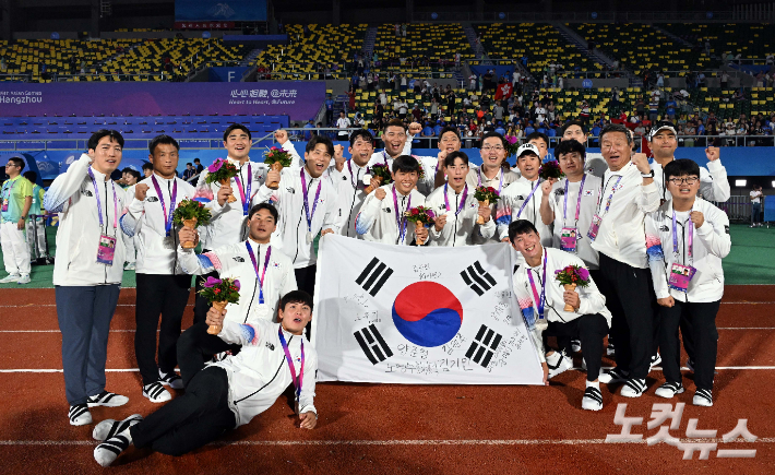 7인제 럭비 메달 수여식에서 은메달을 획득한 한국 선수들이 기념촬영 하고 있다. 황진환 기자