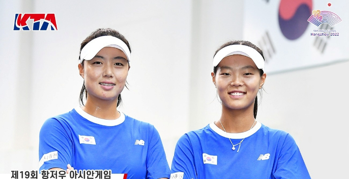한국 테니스 여자 복식에서 13년 만에 아시안게임 메달을 확보한 정보영(왼쪽)-백다연. 대한테니스협회 제공