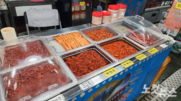 여수수산시장 젓갈 가게도 손님들의 발길이 끊긴 건 마찬가지다. 최창민 기자
