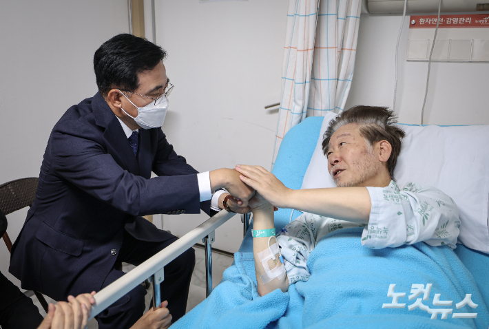더불어민주당 강서구청장 보궐선거 진교훈 후보가 22일 서울 중랑구 녹색병원에서 병상 단식 중인 이재명 대표를 만나 면담을 하고 있다. 더불어민주당 제공 