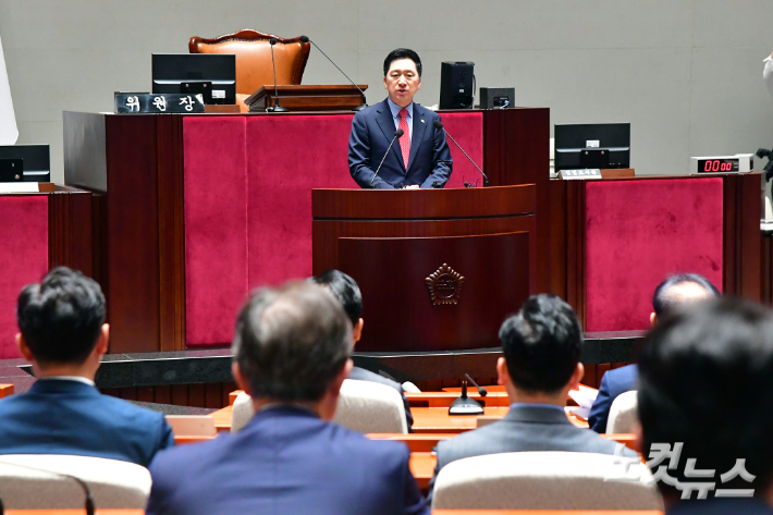 국민의힘 김기현 대표가 27일 서울 여의도 국회에서 열린 비상 의원총회에서 발언을 하고 있다. 윤창원 기자