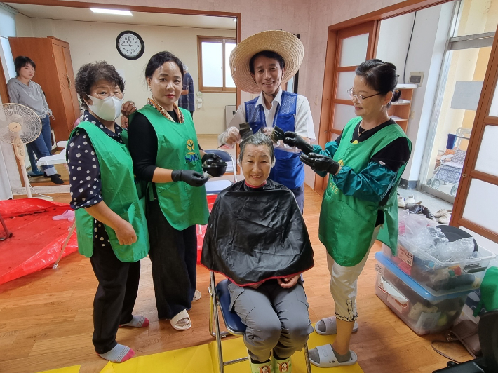 마을회관 봉사에 나선 한명진 전 방위사업청 차장. 한명진 전 차장 제공 